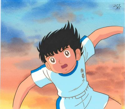 animation représentant un jeune garçon vêtu d'un maillot bleu et blanc en train de lancer un ballon de foot