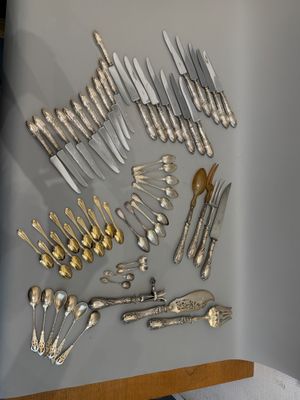 de nombreux types d'argenterie exposés sur une table