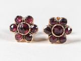 gros plan d'une paire de boucles d'oreilles sur une surface blanche