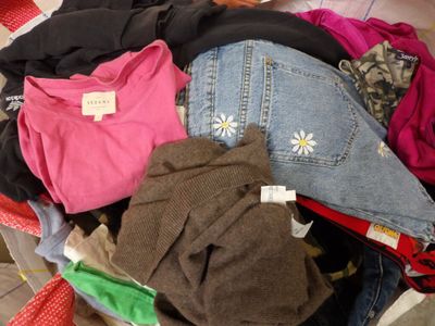 une pile de vêtements posée sur le sol