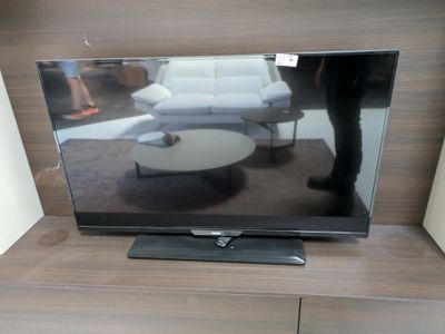 un téléviseur à écran plat posé sur un support dans un salon