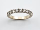 gros plan d'une bague en diamant sur fond blanc