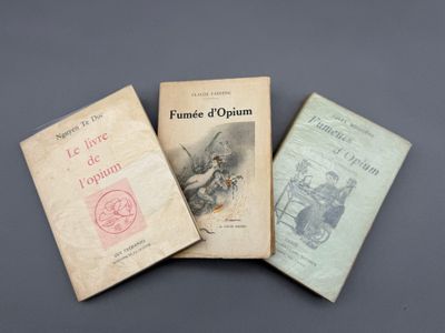 trois livres posés sur une table l'un à côté de l'autre