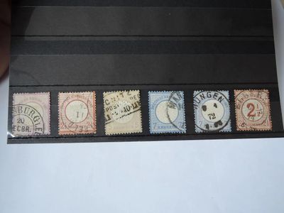 une photo d'une photo de timbres sur une feuille de papier
