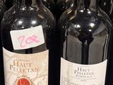 plusieurs bouteilles de vin sont alignées sur une étagère dans un magasin