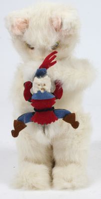 un ours en peluche blanc tenant un animal en peluche dans ses bras