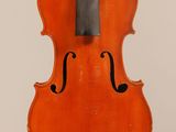 un vieux violon avec un archet accroché à son dos