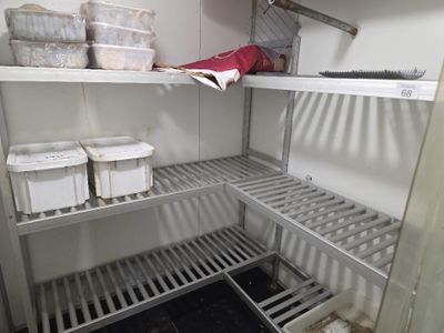 une étagère blanche remplie d'une multitude de récipients et de boîtes