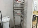 une photo d'une cuisine avec une étagère et une poubelle