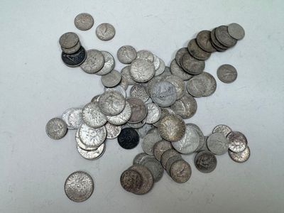 une pile de pièces d'argent sur une surface blanche