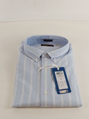 La chemise est rayée de bleu et de blanc et comporte une étiquette.