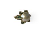 Gros plan sur une bague ornée d'une perle