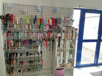 une photo d'une pièce avec tout un tas d'objets accrochés au mur