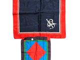 une image représentant deux morceaux de tissu ornés d'un motif rouge, bleu et vert