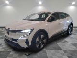 La voiture blanche est garée dans la pièce, sur un sol à carreaux.