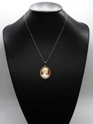 un collier sur lequel est représentée une femme, porté par un mannequin