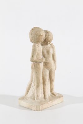 figurine représentant un couple s'embrassant sur une souche d'arbre