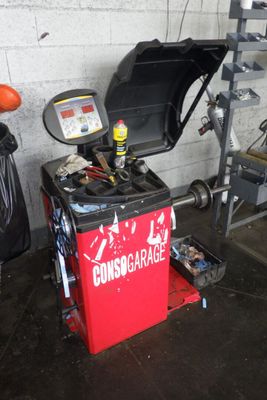 une image d'une voiture en cours d'entretien dans un garage
