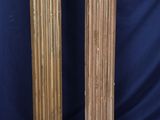 une paire de colonnes anciennes en bois, ornées de peinture dorée