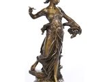 une statue en bronze représentant une femme tenant un panier de fleurs