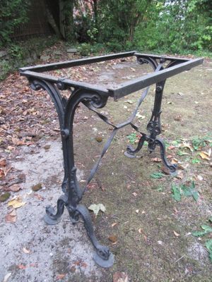 une table posée au milieu d'un champ
