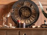 une horloge posée sur une commode