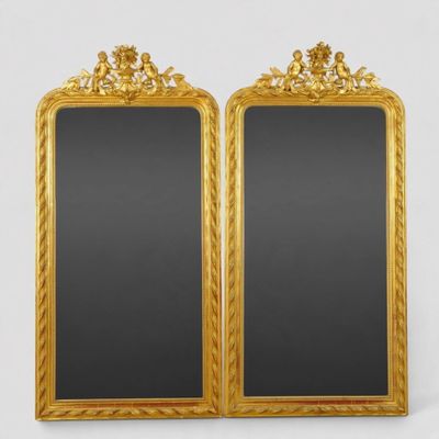 une paire de miroirs anciens dans des cadres dorés