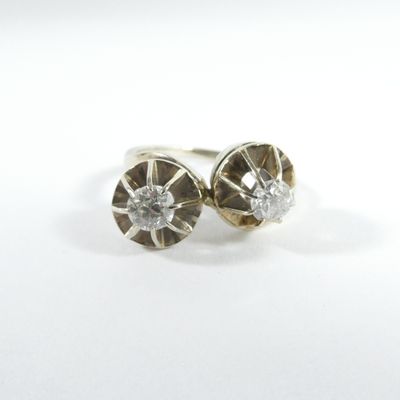 paire de boucles d'oreilles en diamant sur fond blanc