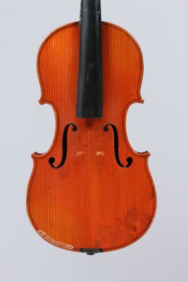 Ensemble de deux violons, dont un 1/2.