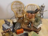 une table en bois sur laquelle sont posés des objets anciens