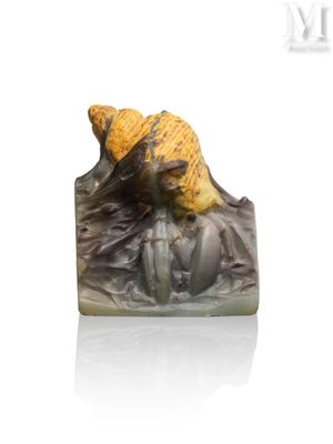 une figurine représentant une femme coiffée d'un chapeau