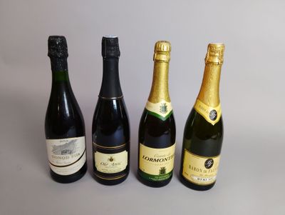 trois bouteilles de vin sont alignées sur une table