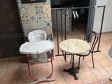 deux chaises et une table dans une pièce