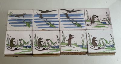 six tuiles représentant des animaux et des oiseaux, posées sur une table