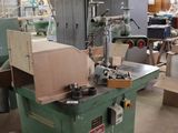 une machine placée au milieu d'une pièce