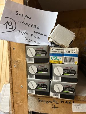 une boîte de savon posée sur une étagère en bois