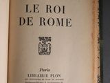 a book open on a table with the title of le roi de rome