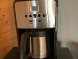 une cafetière posée sur une table