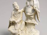 statue représentant un homme et une femme assis sur un rocher