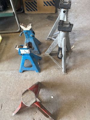 Plusieurs outils sont posés par terre dans un garage