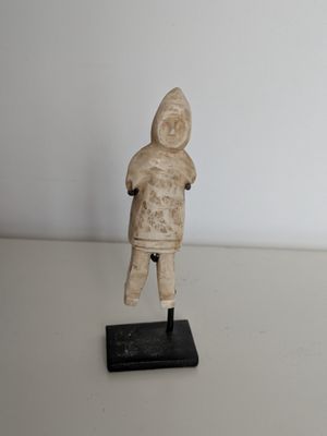 INUIT Homme à l'anorak en ivoire de morse