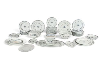 beaucoup d'assiettes et de bols sur la table