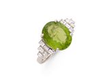 une bague ovale sertie d'un péridot et de diamants