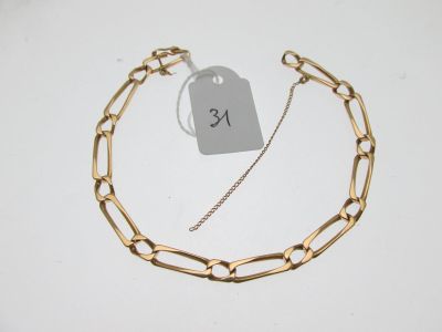 Gros plan sur un bracelet en chaîne en or portant une étiquette