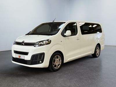 La camionnette blanche est garée dans la pièce vide de l'immeuble.