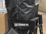 une chaise noire sur laquelle est posé un sac noir