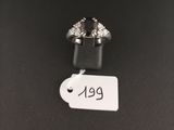 un gros plan sur une paire de boucles d'oreilles posées sur une table