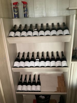 de nombreuses bouteilles de vin sur les étagères de la pièce