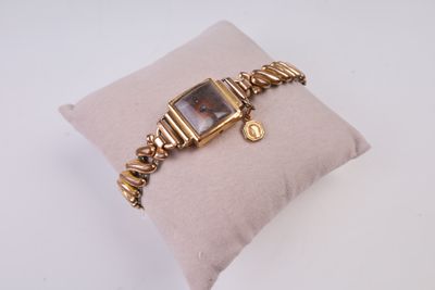 une image représentant un bracelet en or sur lequel figure le portrait d'une femme