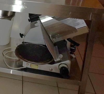 une machine posée sur une table dans une cuisine